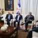 El presidente Danilo Medina recibió a un grupo de destacados miembros del sector arrocero del país, quienes reconocieron las políticas de apoyo a ese segmento productivo y la estabilidad lograda, lo que ha incidido de manera positiva en los precios.  En la visita de cortesía, que tuvo lugar en el Salón Privado del Palacio Nacional, estuvieron presentes:  Osmar Benítez, ministro de Agricultura. Amílcar Romero, senador por la provincia Duarte. Apolinar Germosén, del Consejo Nacional de Parceleros de La Vega. Roberto Familia, de la Federación Gregorio Luperón. Oliverio Espaillat, de la Federación Nacional de Productores de Arroz (FENARROZ). Luis Viyella, de Fertilizantes Santo Domingo (FERSAN). José Miranda, de la Asociación Dominicana de Factorías de Arroz (ADOFA). Miriam Tejada, de ADOFA. José Rafael Hernández, de ADOFA. Felipe Tomás, de ADOFA. Manolo Tavárez Mirabal, de ADOFA Al hablar sobre la visita de cortesía al jefe de Estado, en el Salón Privado del Palacio Nacional, Osmar Benítez manifestó que los industriales del arroz expusieron el impacto de las políticas públicas.    Asimismo, “la estabilidad que se ha logrado en el sector arrocero, lo que permite precios asequibles a la población, la rentabilidad adecuada para ellos, en un sector que avanza, progresa y que invierte más”.  Conversaron, además, sobre los esfuerzos que se han estado haciendo desde hace un año con la industria arrocera de Centroamérica y Estados Unidos. “Precisamente discutiendo el intercambio comercial entre las partes y cómo han avanzado en materia de flujo de comercio”.  “Han planteado al Presidente que considere los avances que han tenido directamente con los sectores productivos arroceros de Estados Unidos y han firmado un documento conjunto: Centroamérica, Estados Unidos y República Dominicana, para que el Gobierno dominicano facilite el cumplimiento del artículo 3.18 del DR-CAFTA”.  La referida disposición establece la creación de una comisión de revisión del acuerdo para ver qué tan bien se ha desempeñado.  Benítez detalló que se ha llegado a un acuerdo entre los productores de Centroamérica, Estados Unidos y República Dominicana para que haya una discusión en el tema arrocero que permita brindar aún mayor estabilidad en el largo plazo a la industria.  De igual modo, señaló que los arroceros han valorado las inversiones hechas por el Gobierno en equipos pesados, limpieza de canales y drenajes.  “Nos sentimos regocijados nosotros, porque son los agricultores que están reconociendo la buena política que ha llevado el presidente de la República Dominicana”.
