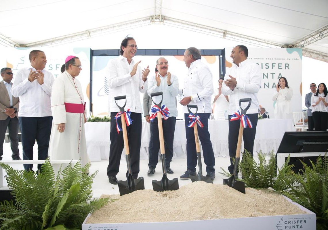 Danilo Medina asiste a inicio Crisfer Punta Cana. Gustavo Montalvo presenta últimas medidas de estímulo construcción viviendas económicas