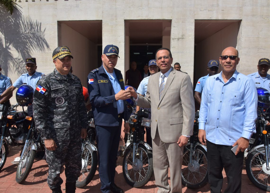 Ministro entrega 140 motocicletas a la Policía Escolar para mejorar seguridad