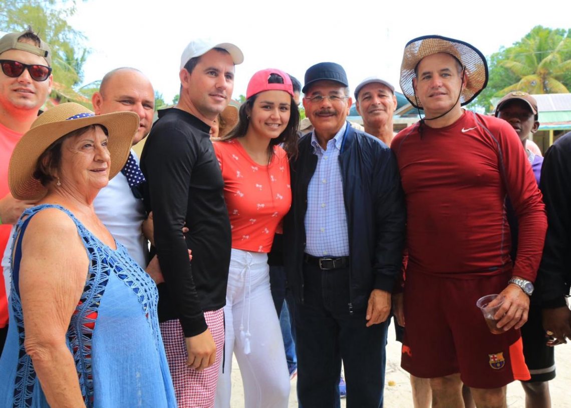 En amplio recorrido por Isla Saona y Bayahibe, Danilo Medina escucha y atiende necesidades de autoridades y habitantes