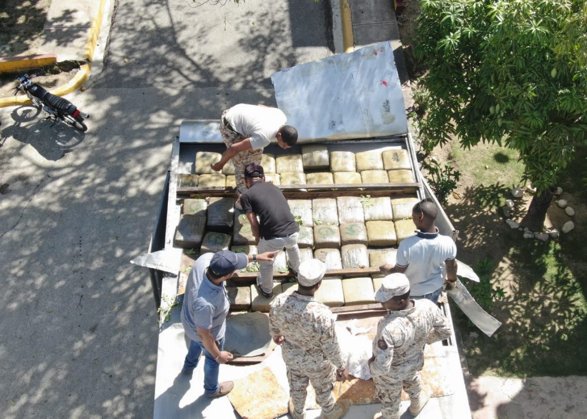 CESFRONT DECOMISA MÁS DE 500 LIBRAS DE SUPUESTA MARIHUANA EN ELIAS PIÑA