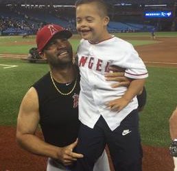 Albert Pujols muestra su lado humano con gesto hacia niño con Síndrome de Down