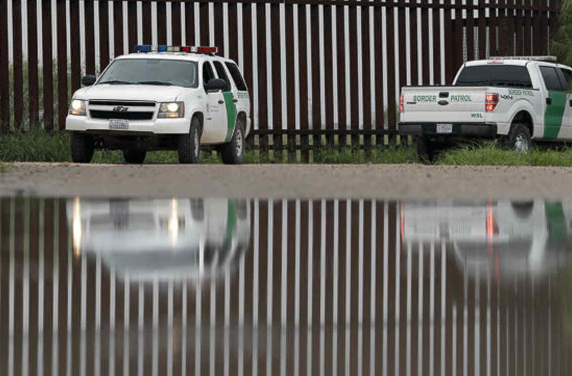 Hallan muertos a tres niños y una mujer en EEUU cerca de la frontera con México