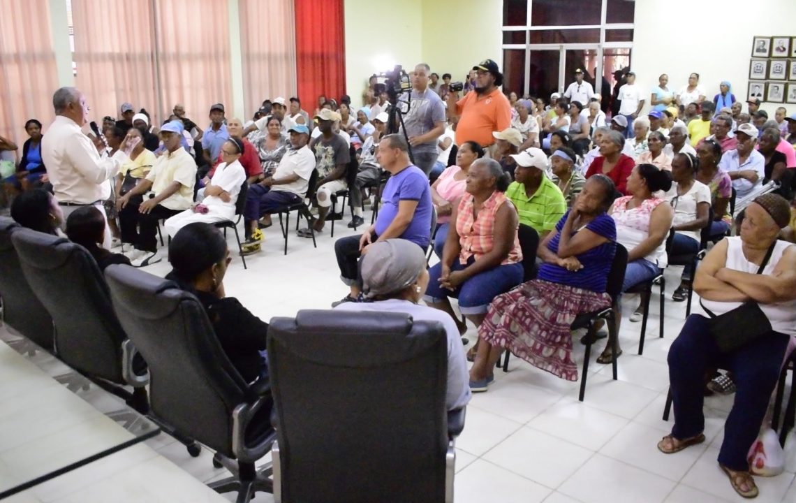 VIDEO- Gobernación de Montecristi suple necesidades de los envejecientes