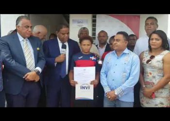 INVI y MIDEREC entregan vivienda a atleta Estefanía Soriano