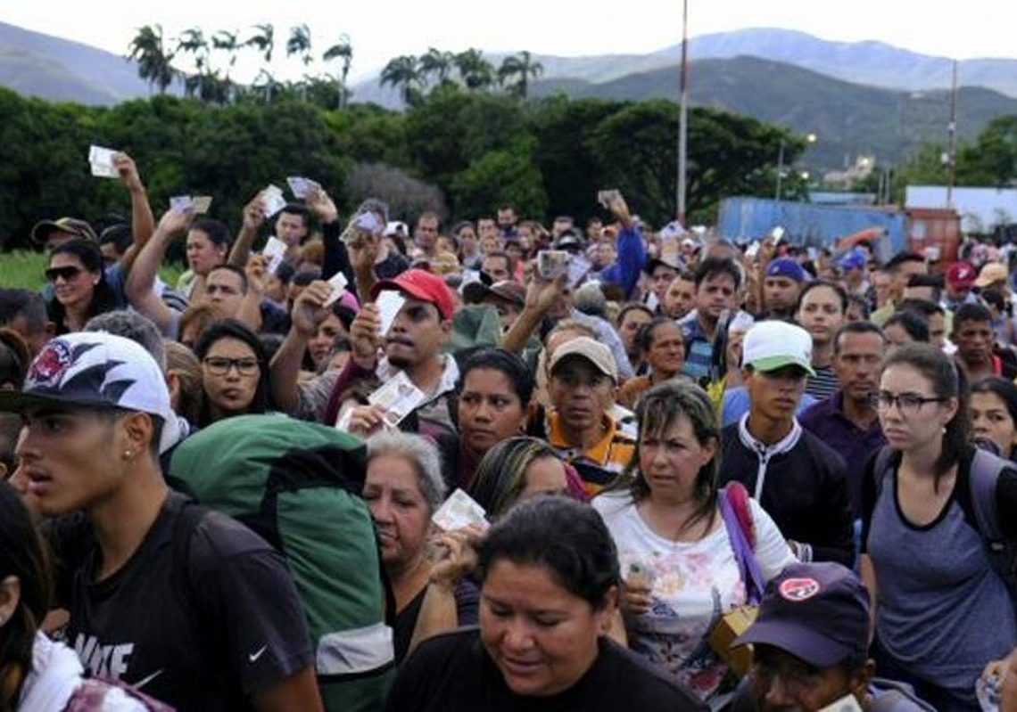 Miles venezolanos cruzan la frontera con Colombia