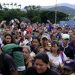 Miles venezolanos cruzan la frontera con Colombia