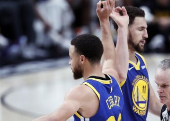 Los triples de Curry y Klay silencian Toronto y fuerzan el 6º