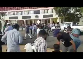 VIDEO: Lanzan bombas lacrimógenas frente al Congreso; diputado Henry Merán afectado
