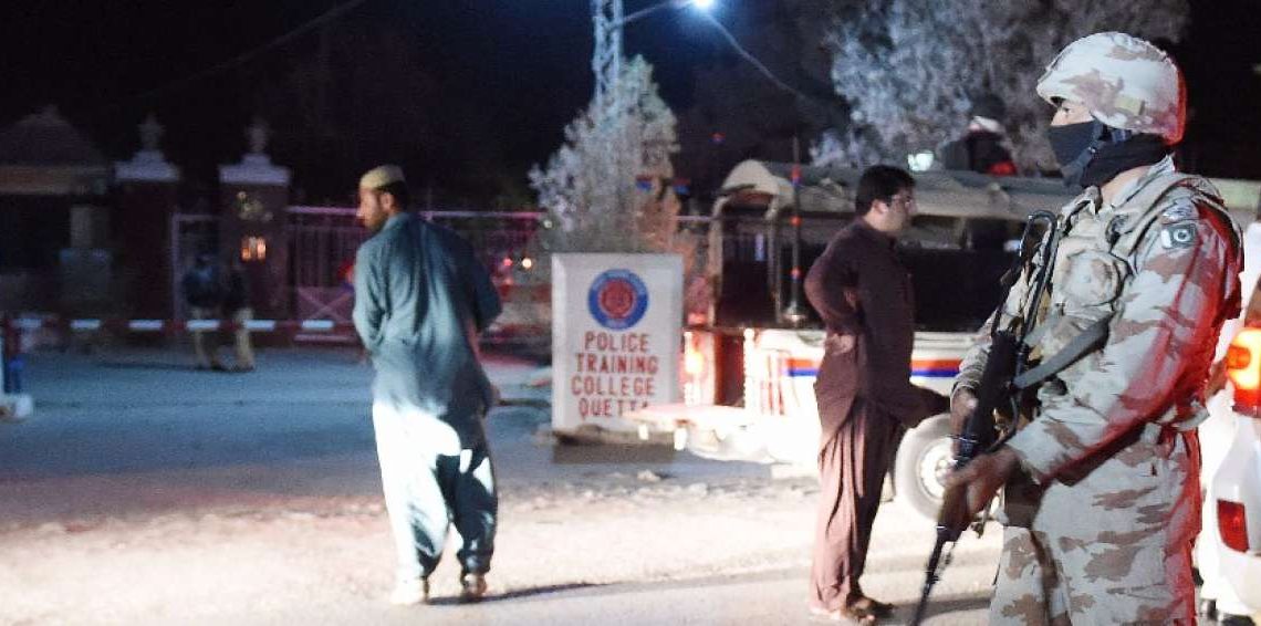 Hombre mata a nueve, incluyendo mujer, dos hijos, suegra y cuñadas, en un crimen “de honor” en Pakistán