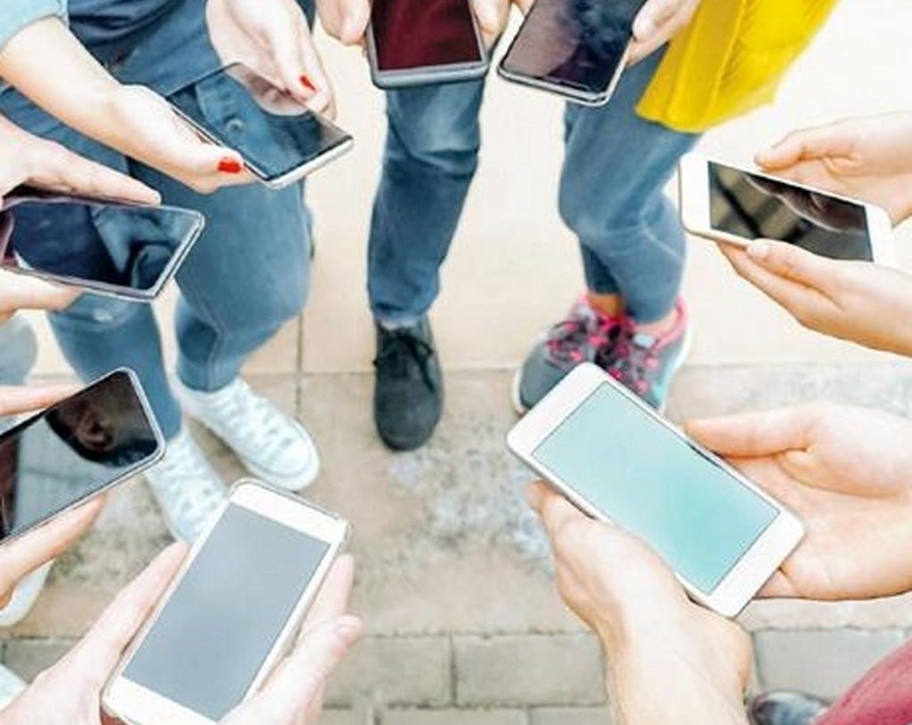 Alertan de que el uso abusivo de pantallas en verano puede provocar adicciones en adolescentes