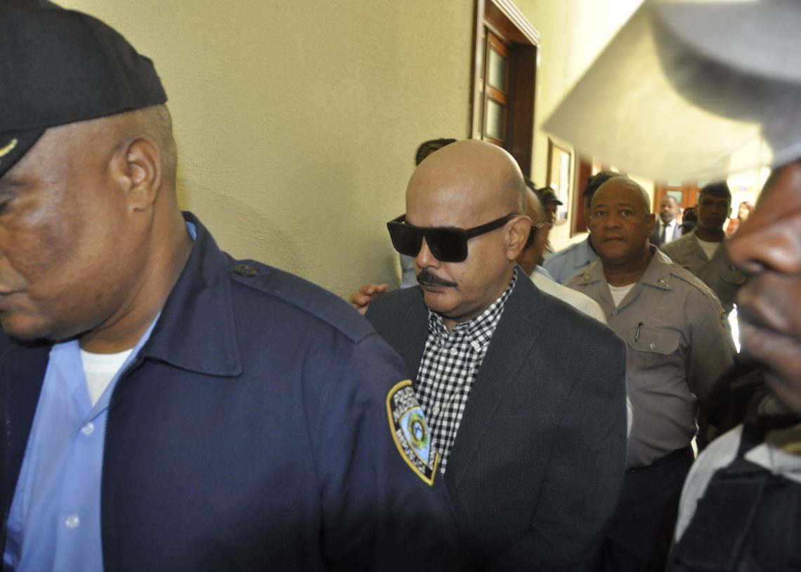 General PN regaló nevera, cama y tv a menor para que borre fotos de celular