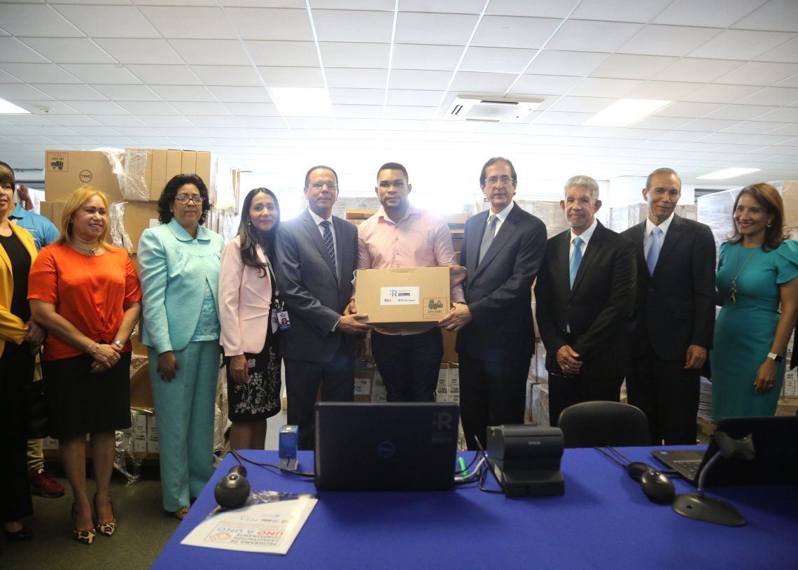 República Digital Educación: Gobierno inicia entrega de 25 mil computadoras a igual número de maestros de todo el país