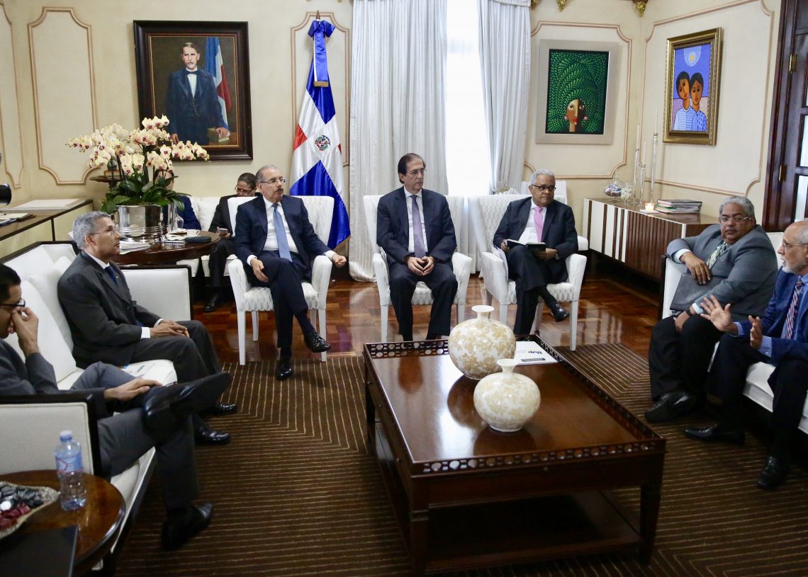 Presidente Danilo Medina dispone reforzar medidas para evitar letalidad con dengue. Se reúne con miembros de sector Salud del Gobierno