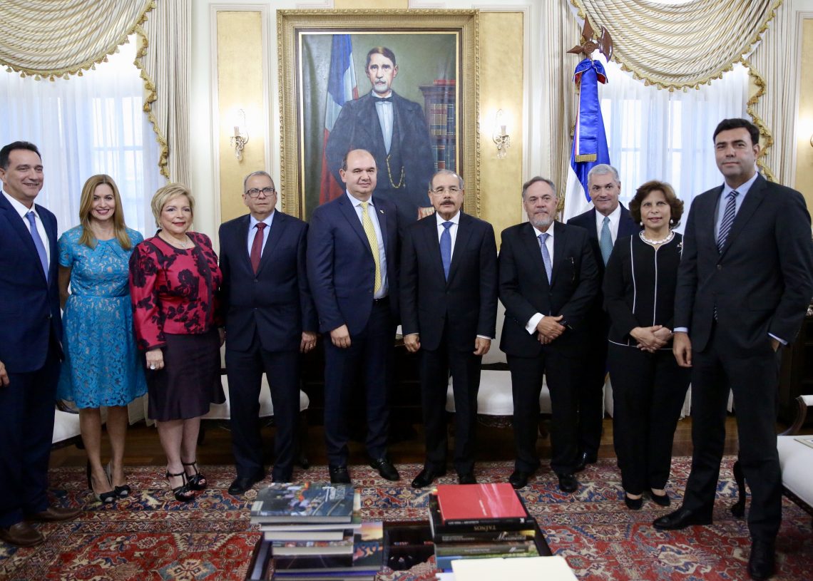 En visita al Palacio Nacional, productores de cemento llevan buenas noticias al presidente Danilo Medina