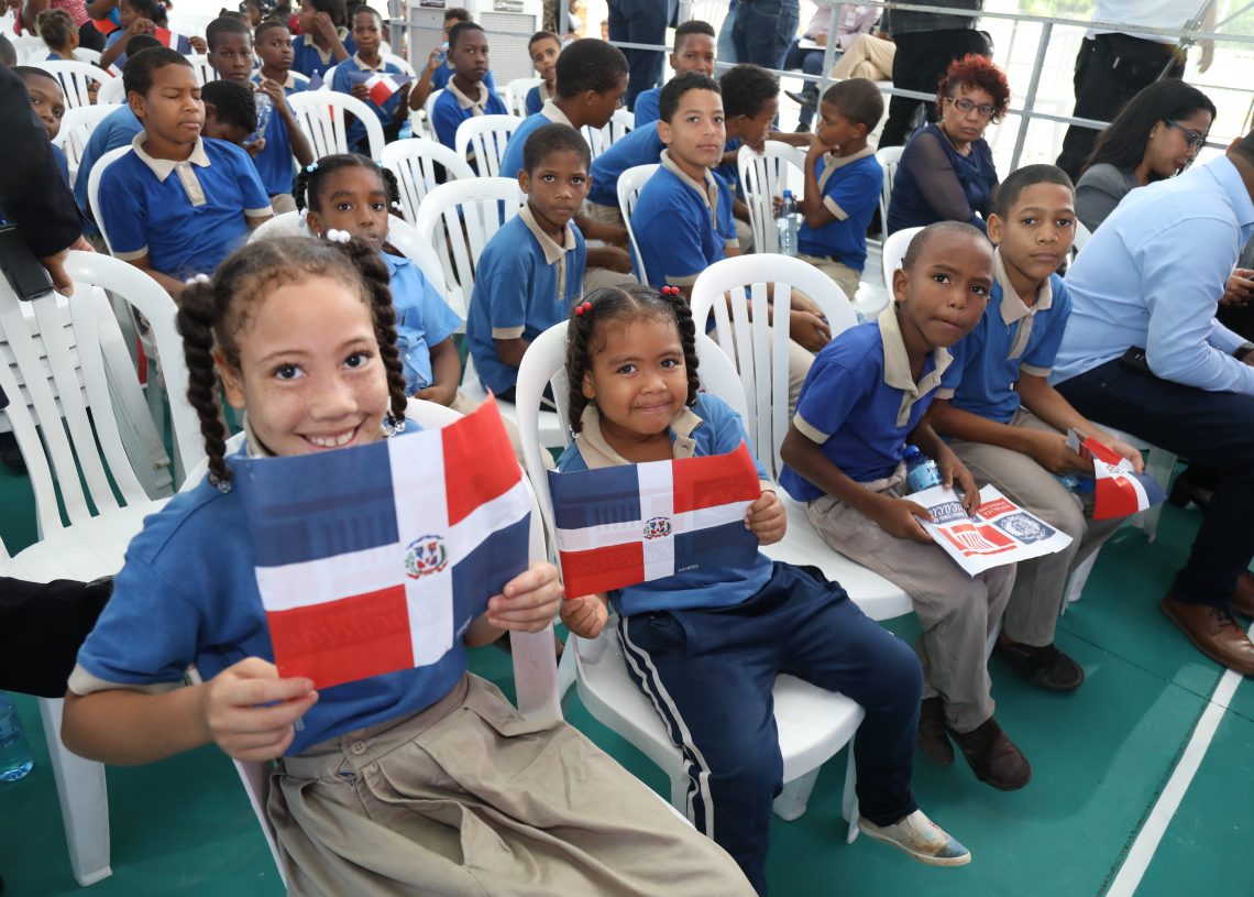 Danilo entrega escuela en Los Alcarrizos. Más de 197 mil estudiantes provincia Santo Domingo han sido integrados a Jornada Escolar Extendida