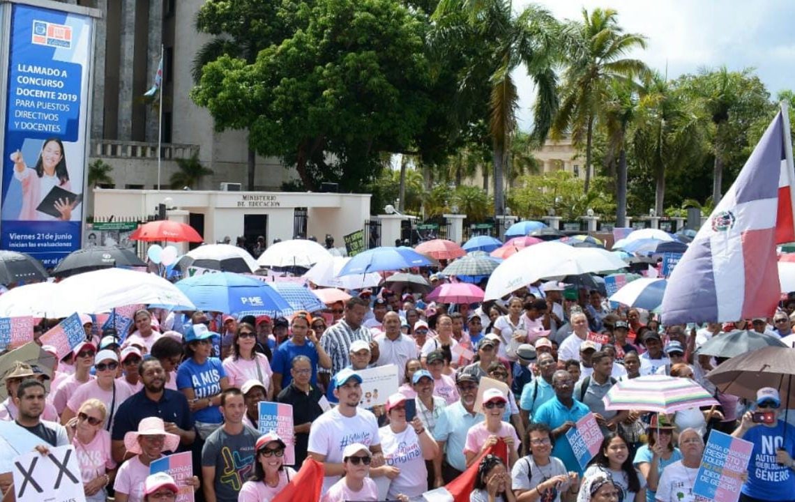 SANTIAGO: Decenas protestan frente a Educación contra la ideología de género