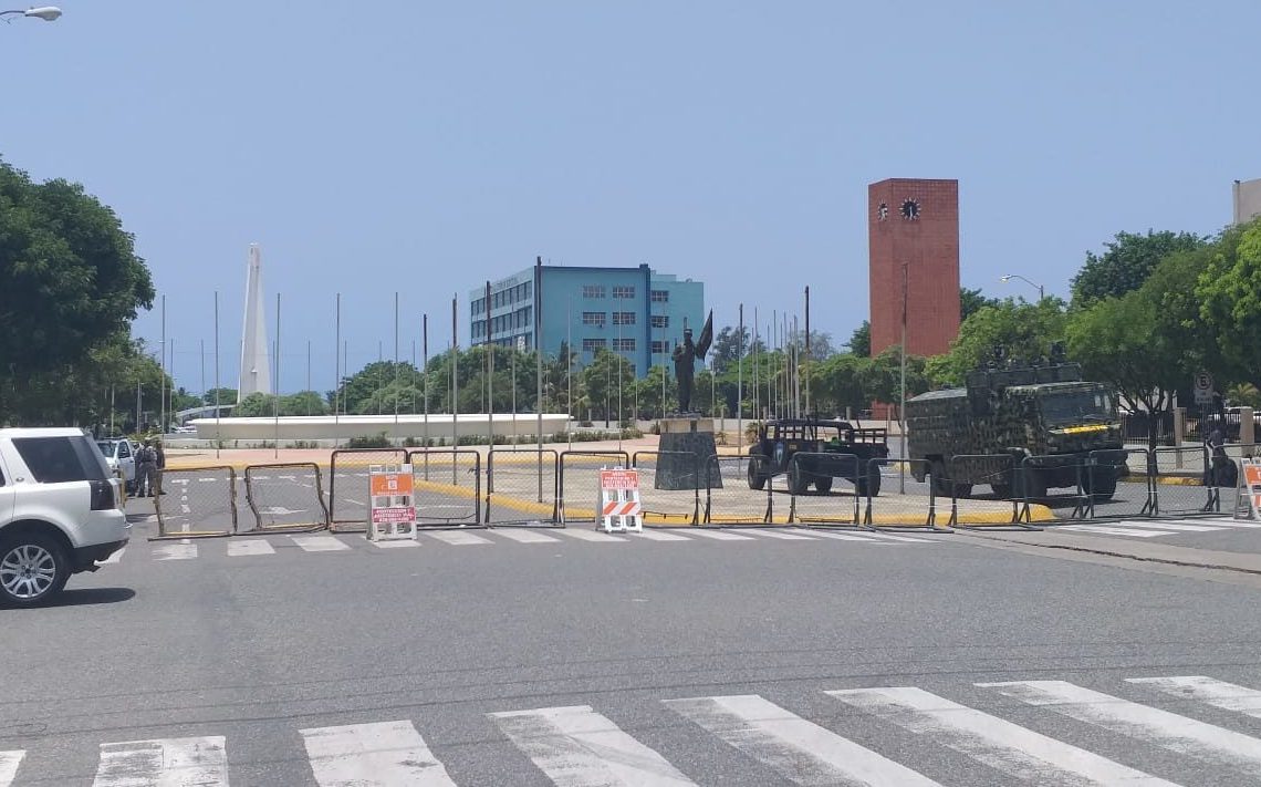 Diputados levantan sesión sin someter proyecto reforma constitucional, mientras policías se retiran del área