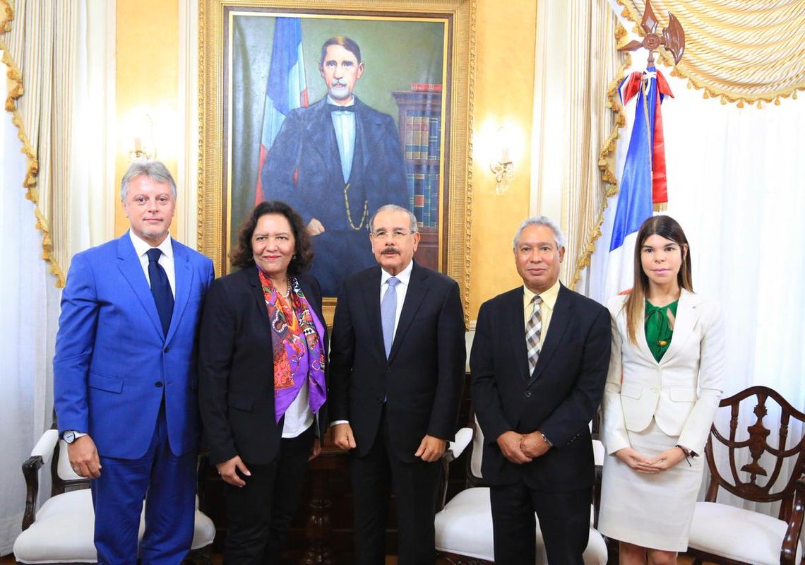 Presidente Danilo Medina recibe a directora del Banco Mundial para el Caribe, Tahseen Sayed