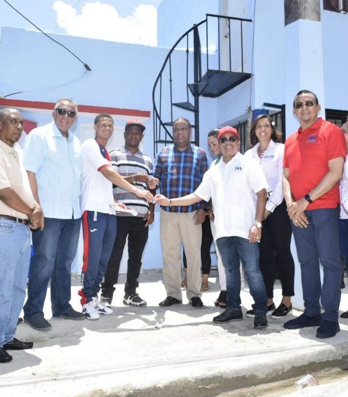 INVI, MIDEREC y Plan Social entregan viviendas nuevas y equipadas al atleta Leonel de los Santos y su padre
