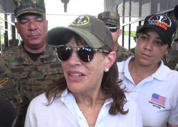 Embajadora de EU visita zona fronteriza, se reúne con Ministro de Defensa y Comandante General ERD