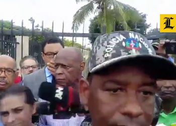 Forcejeo involucra Johnny Ventura y policías frente al Congreso Nacional