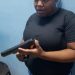 Mujer vestida de policía y con pistola de juguete queda detenida cuando fue a buscar a un preso