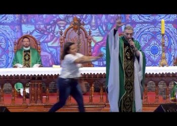 Video: Mujer empuja y tira de tarima a sacerdote brasileño en plena misa
