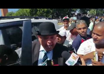 Video: Regando dinero, precandidato presidencial llega al Congreso a criticar el soborno y la corrupción