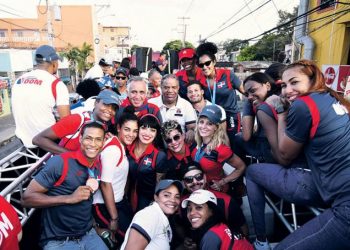 Atletas recibieron el amor de su pueblo en desfile por la capital