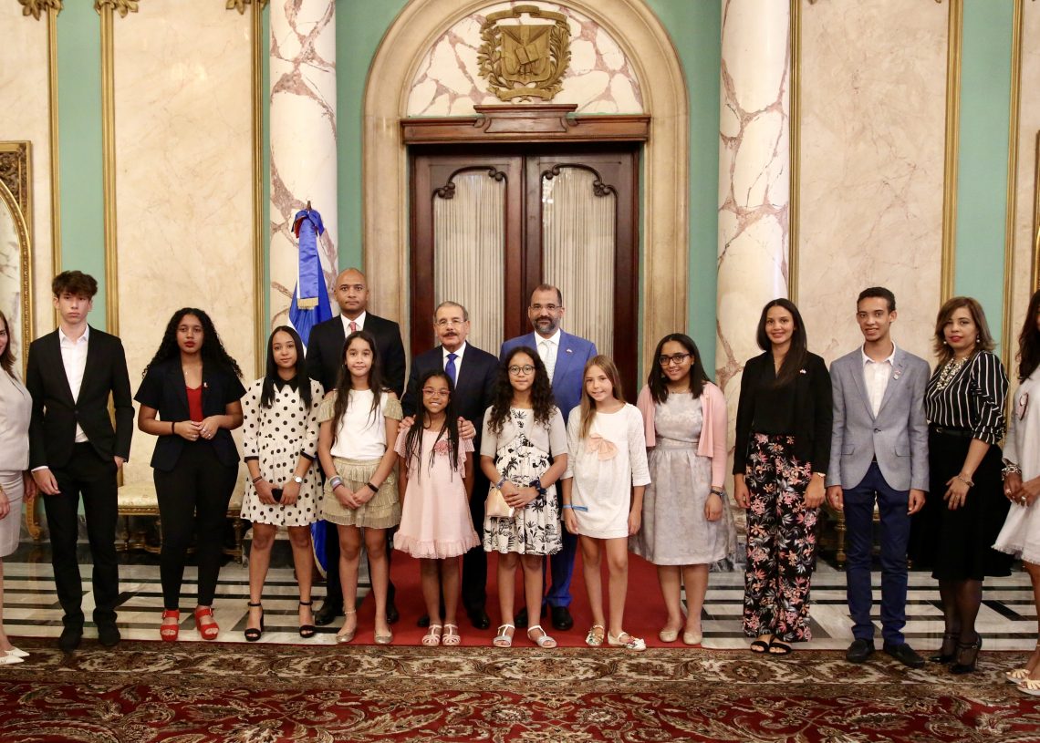 Con mucha alegría, Danilo Medina recibe a estudiantes meritorios dominicanos radicados en España