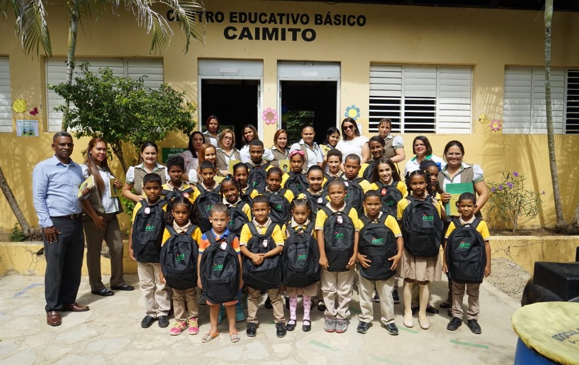 ISM entrega útiles escolares en Escuela Básica de Santiago Rodríguez