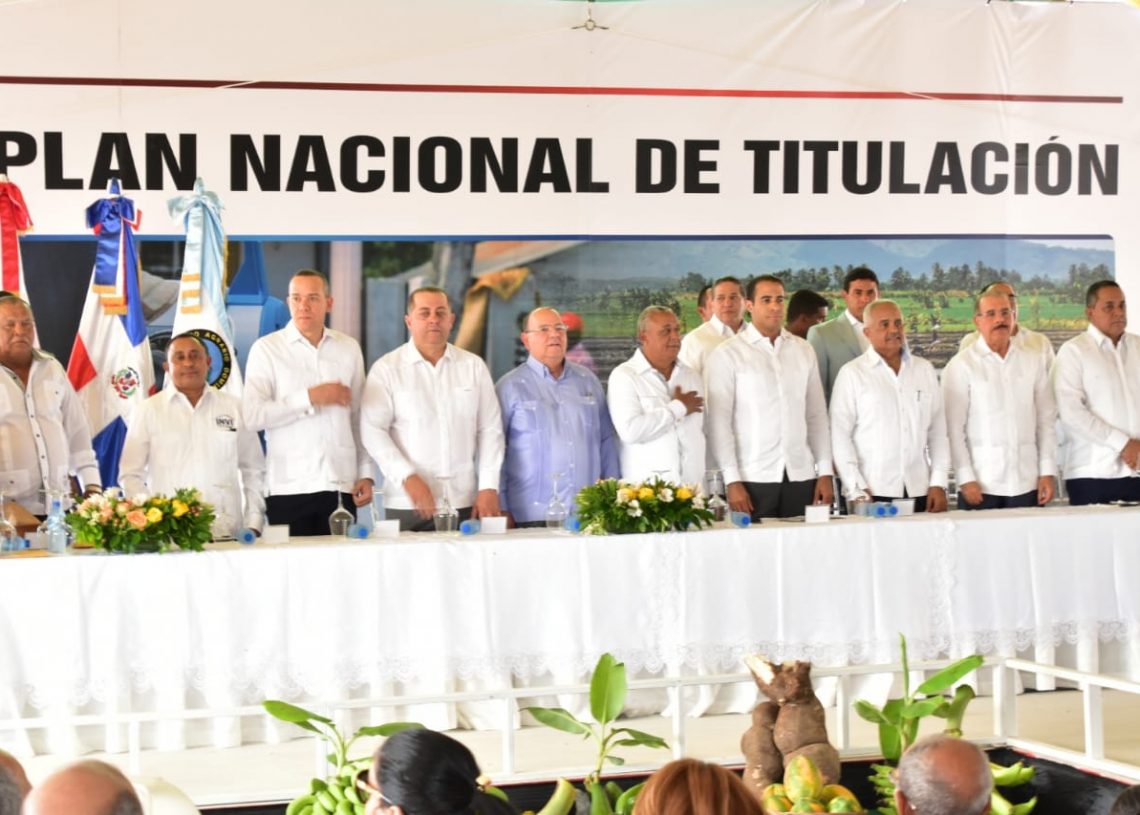 Danilo Medina entrega 1,591 Títulos Definitivos a familias de Valverde y Montecristi