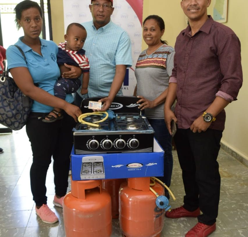 El INVI entrega más de 600 estufas y tanques de gas en Independencia