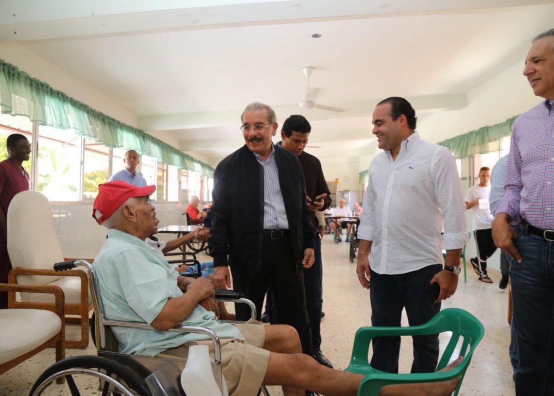 Danilo Medina lleva solidaridad del Gobierno a Hogar Ancianos San Francisco de Asís. Dispone aumento subvención y entrega autobús