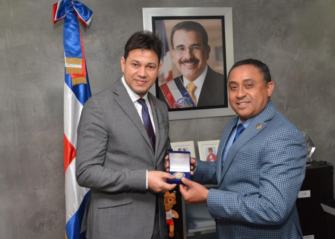 Director del INVI recibe visita de diplomático y miembros de una empresa paraguaya