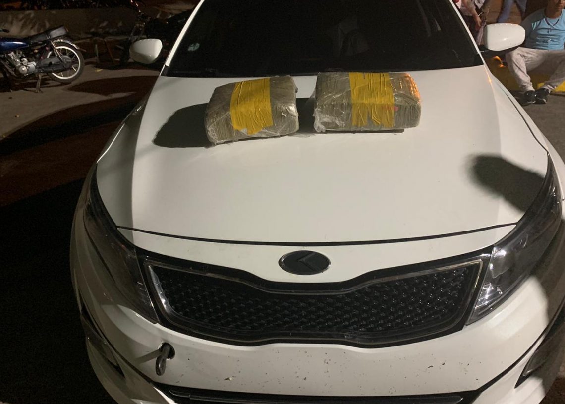 Se le ocupa 20 libras de supuesta marihuana a dos personas en Montecristi 