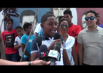 STARLIN CASTRO ENTREGA ÚTILES ESCOLARES EN ESCUELA QUE ESTUDIÓ