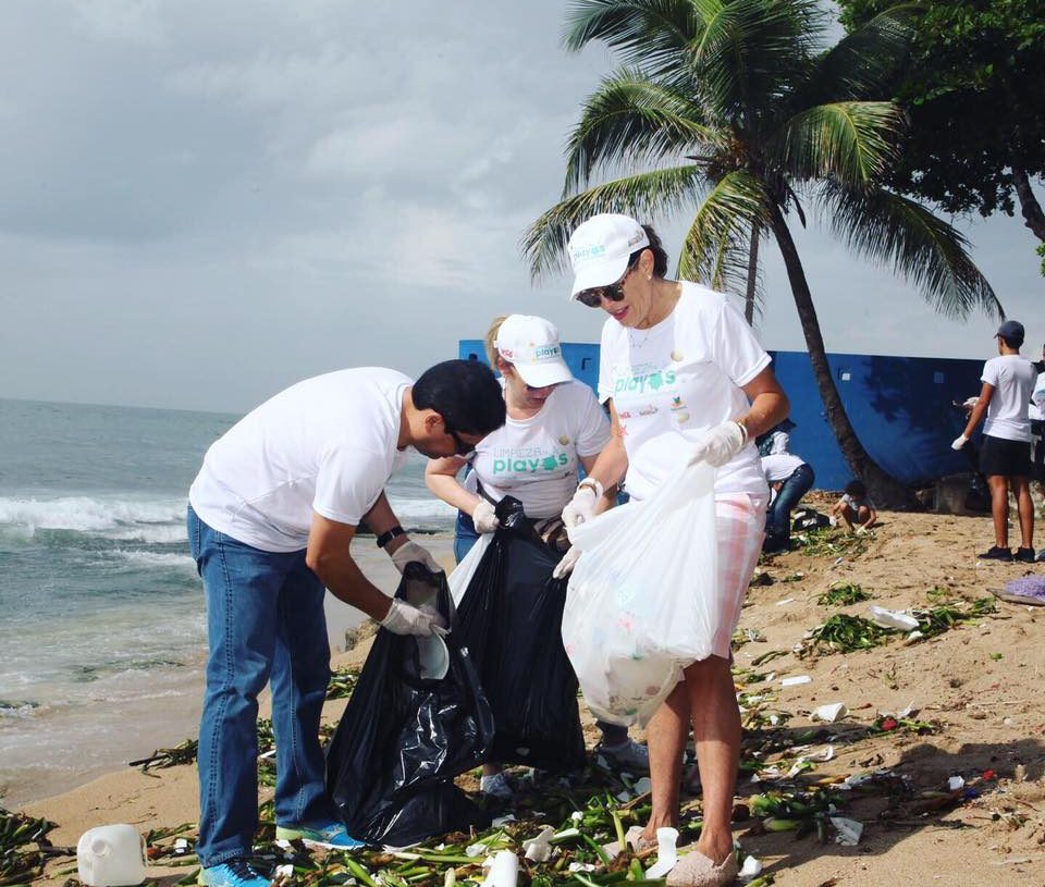 Embajadora Robin Bernstein, llama a no tirar plásticos en las playas mientras retira desechos del Malecón