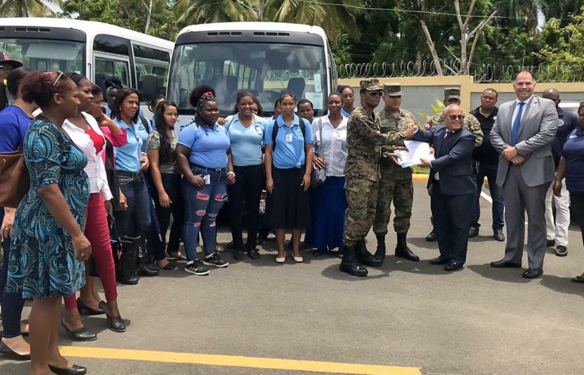 Santo Domingo Norte: Gobierno entrega dos autobuses a estudiantes de Escuela Vocacional Los Castillo