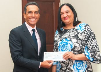 Comunitarios de Santiago Rodríguez y ganaderos Samaná reciben recursos para construir estadio béisbol y comprar sistema solar fotovoltaico