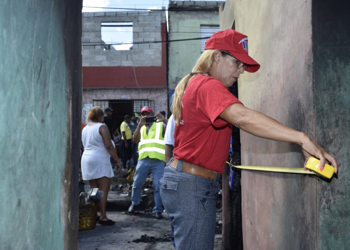 Gobierno- INVI Y MOPC  llegan en auxilio de 4  familias afectadas por incendio en la madrugada del domingo 
