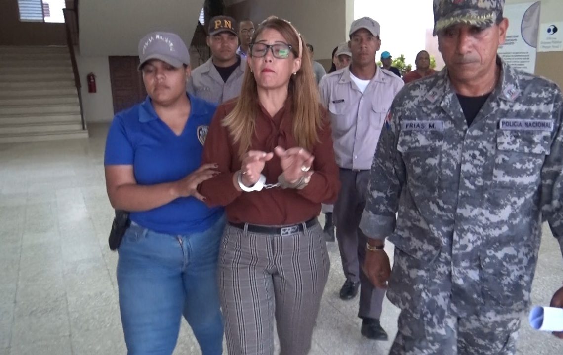 Expareja del alcalde de comunidad de Montecristi acude a denunciar amenaza y la dejan detenida