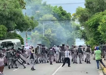 Surgen enfrentamientos entre manifestantes de la UASD y policías frente al Palacio