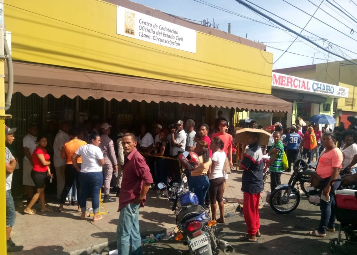 Centros de cedulación  abarrotados  de personas en busca de duplicado 
