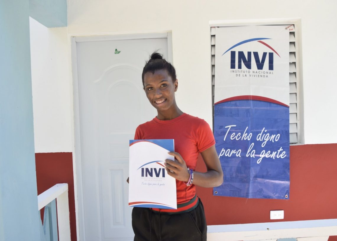 Atleta de alto rendimiento es beneficiada con una vivienda construida por el INVI en Azua