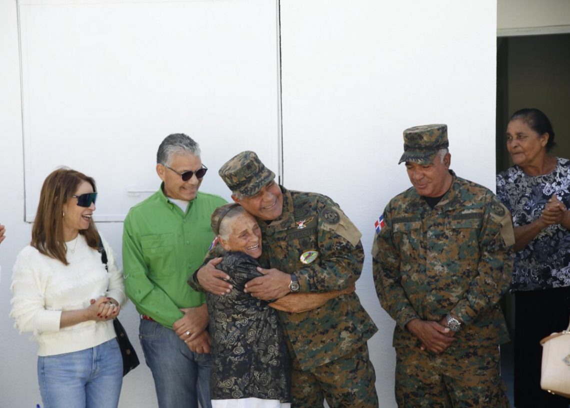 Ministro de Defensa entrega vivienda a madre de soldado del Ejército