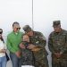 Ministro de Defensa entrega vivienda a madre de soldado del Ejército