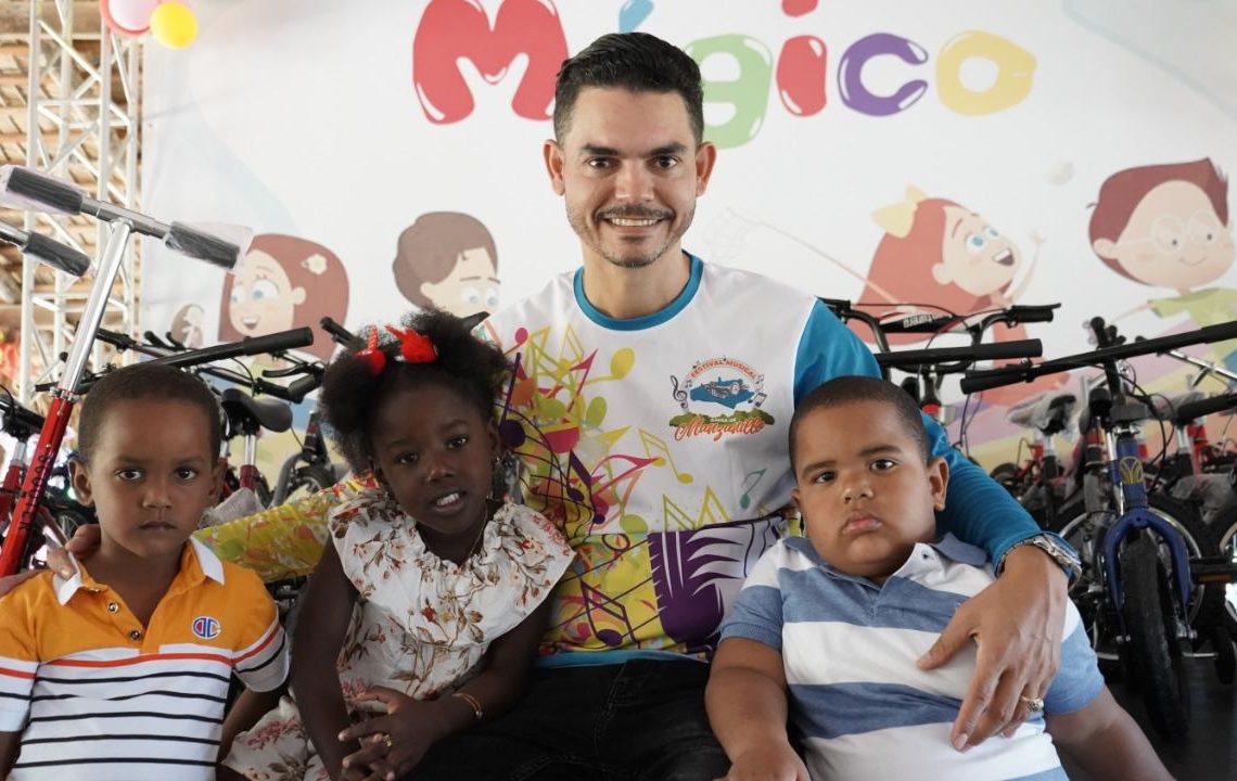 Más de 1000 niños reciben juguetes el día de Reyes en Manzanillo