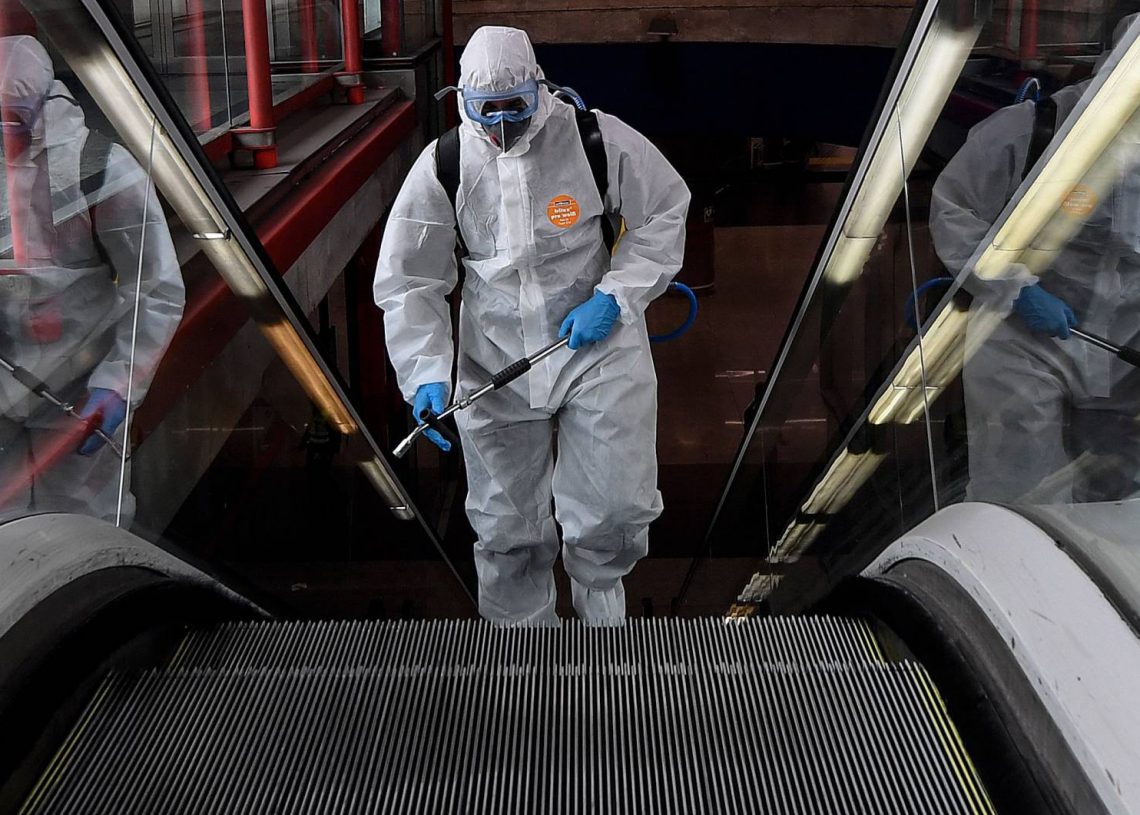 España inicia desconfinamiento con apertura controlada de pequeños comercios
